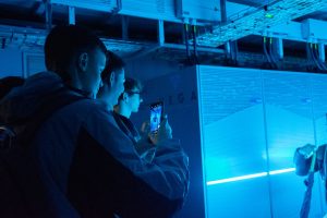 Srednješolci fotografirajo strežniške omare superračunalnika HPC Vega